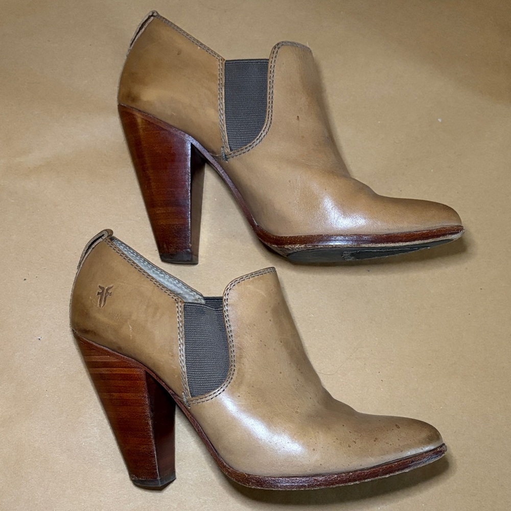 Frye slip on block heels size 8.5
Tan leather with elastic foot support on side